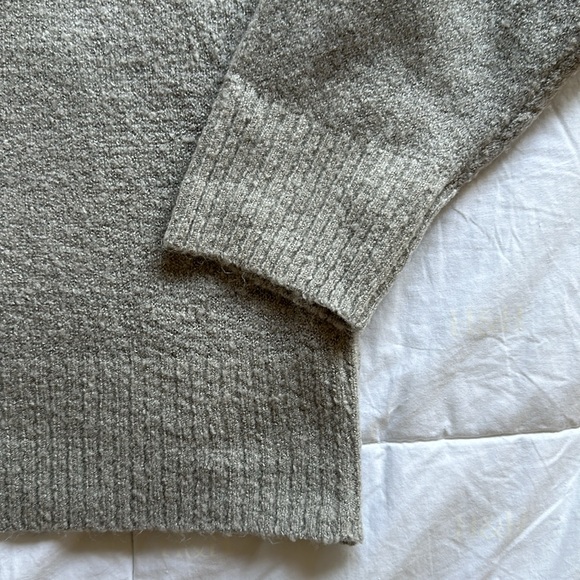 Forever 21 Boxy Crop Sweater - Picture 4 of 4